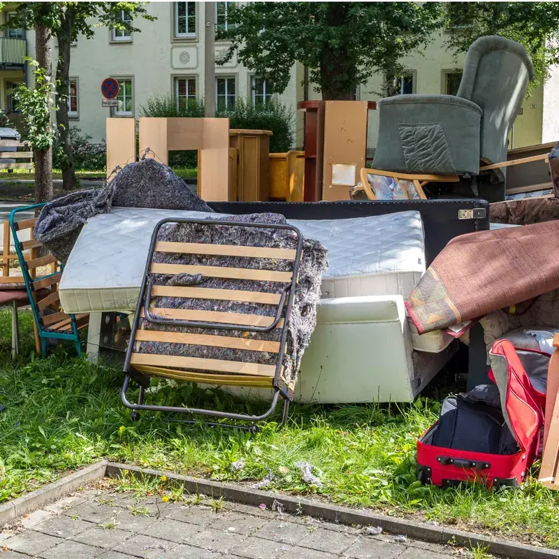 Matratzen, Sessel und Möbel stehen nach einer Haushaltsauflösung zum Abtransport bereit